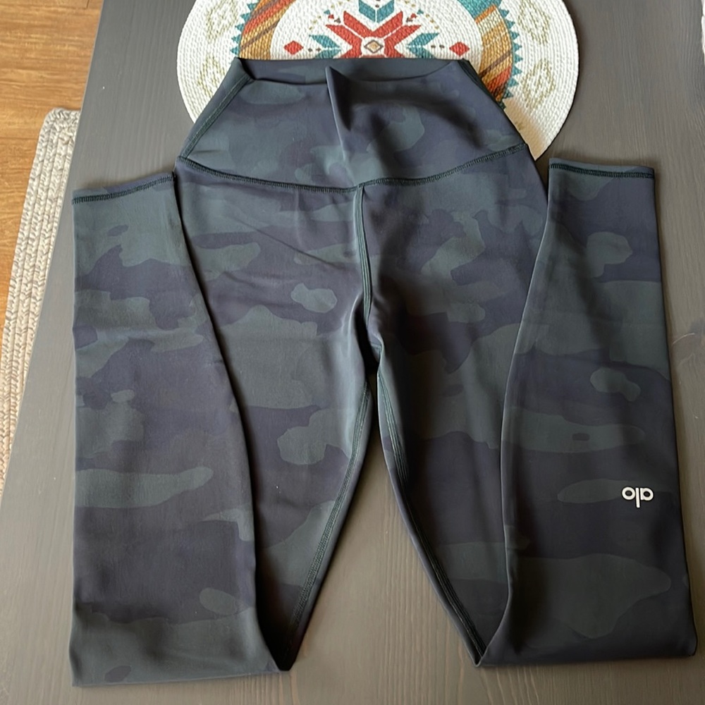Alo Yoga - High Waist Vapor Legging in Hunter Camouflage
